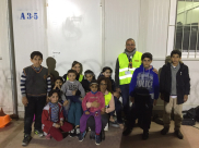 بالصور: نشطاء من يافا والرملة يشاركون في اغاثة اللاجئين السوريين على شواطئ اليونان